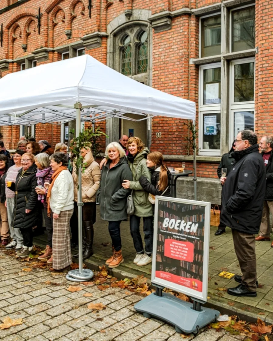 Vrijwilligers van De Tinten in de onthaalruimte in Gent