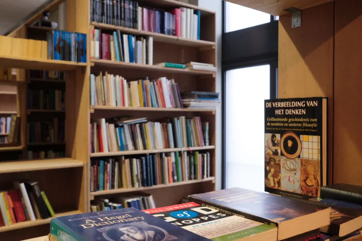 Boekenrekken in de boekenwinkel van De Tinten